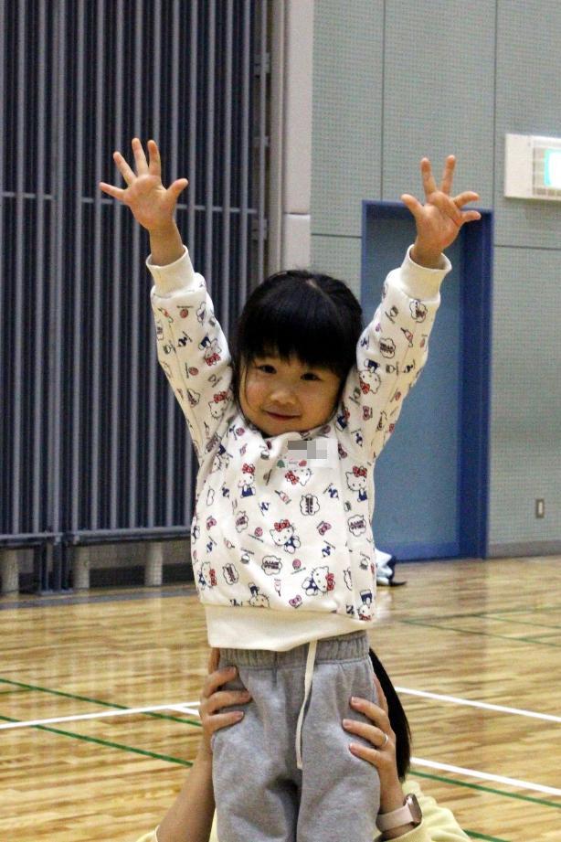 バンザイする幼児