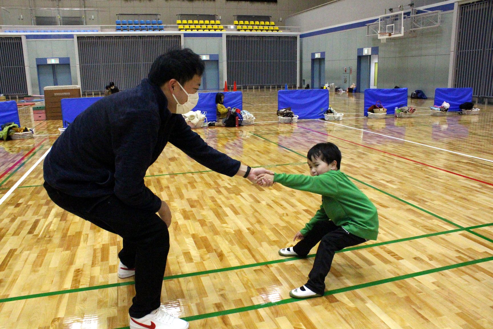 親子で引っ張り合いっこ