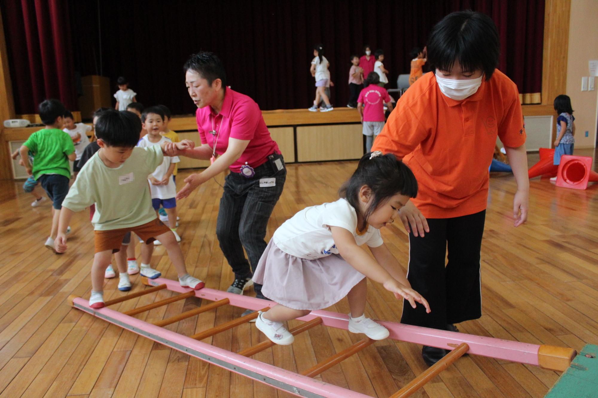 横にしたはしごの上を歩く