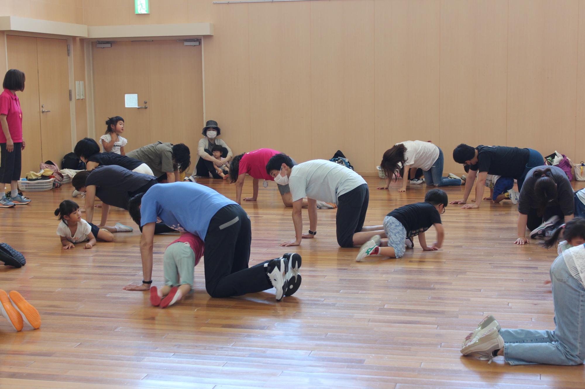 保護者のトンネルをくぐる子どもたち