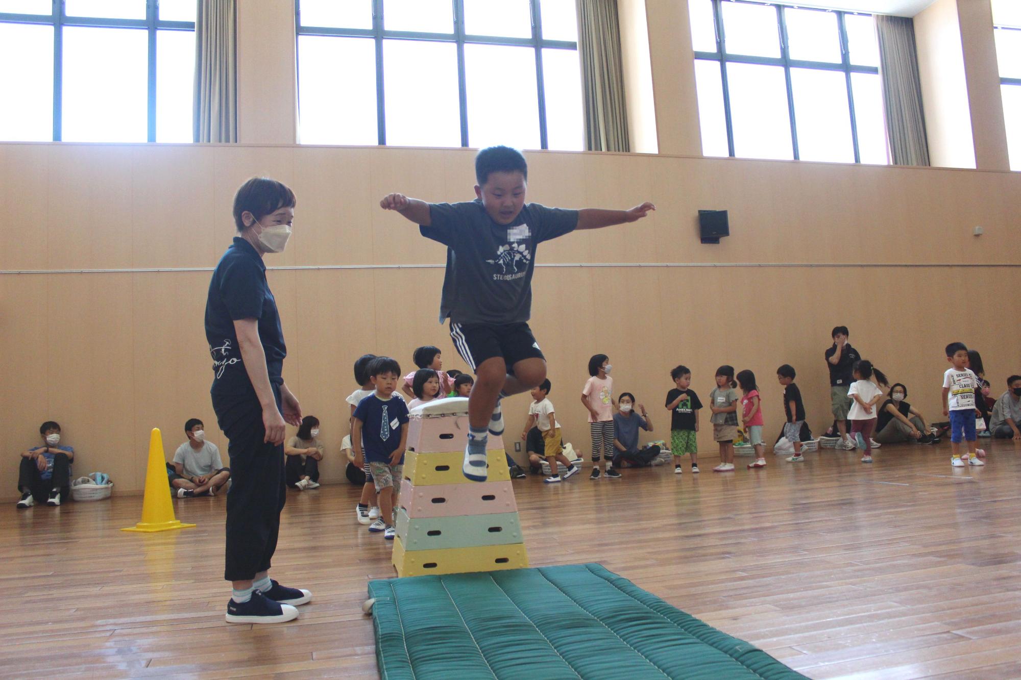跳び箱の上からジャンプ