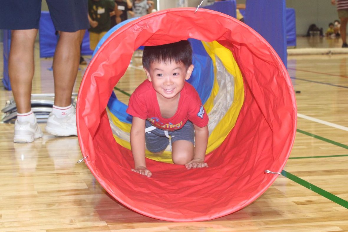 トンネルをくぐる子ども