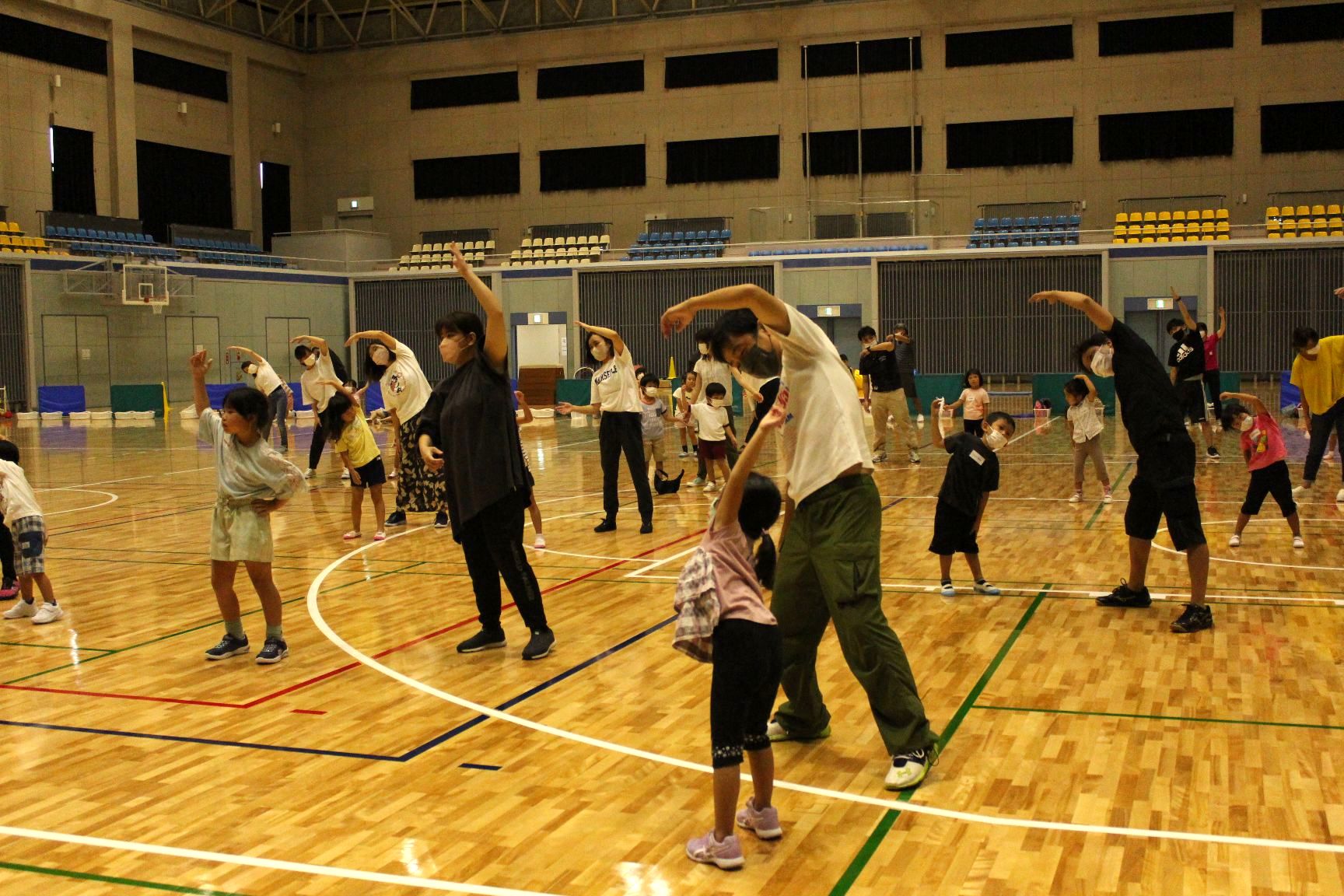 ラジオ体操する親子たち