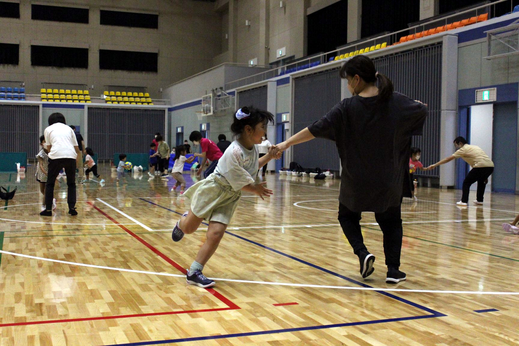 親子ふれあい運動 手をつないでタッチ