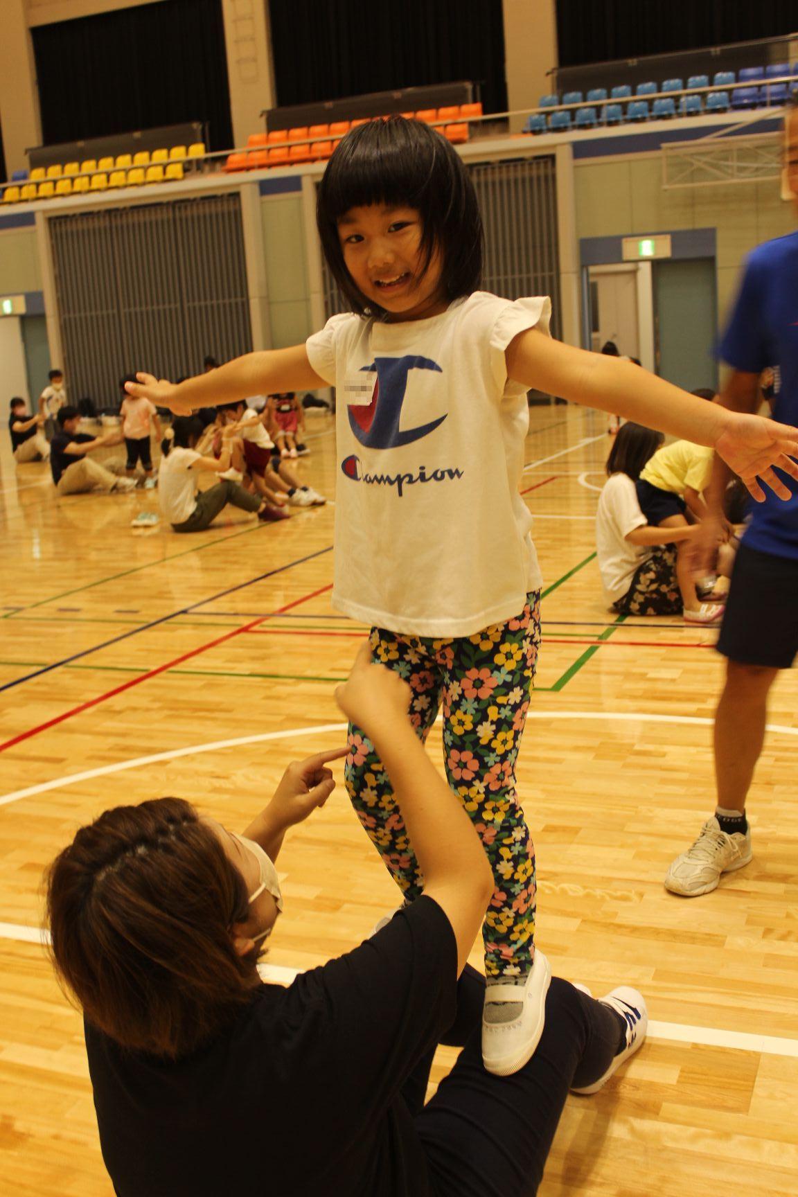 保護者のひざの上でバランス