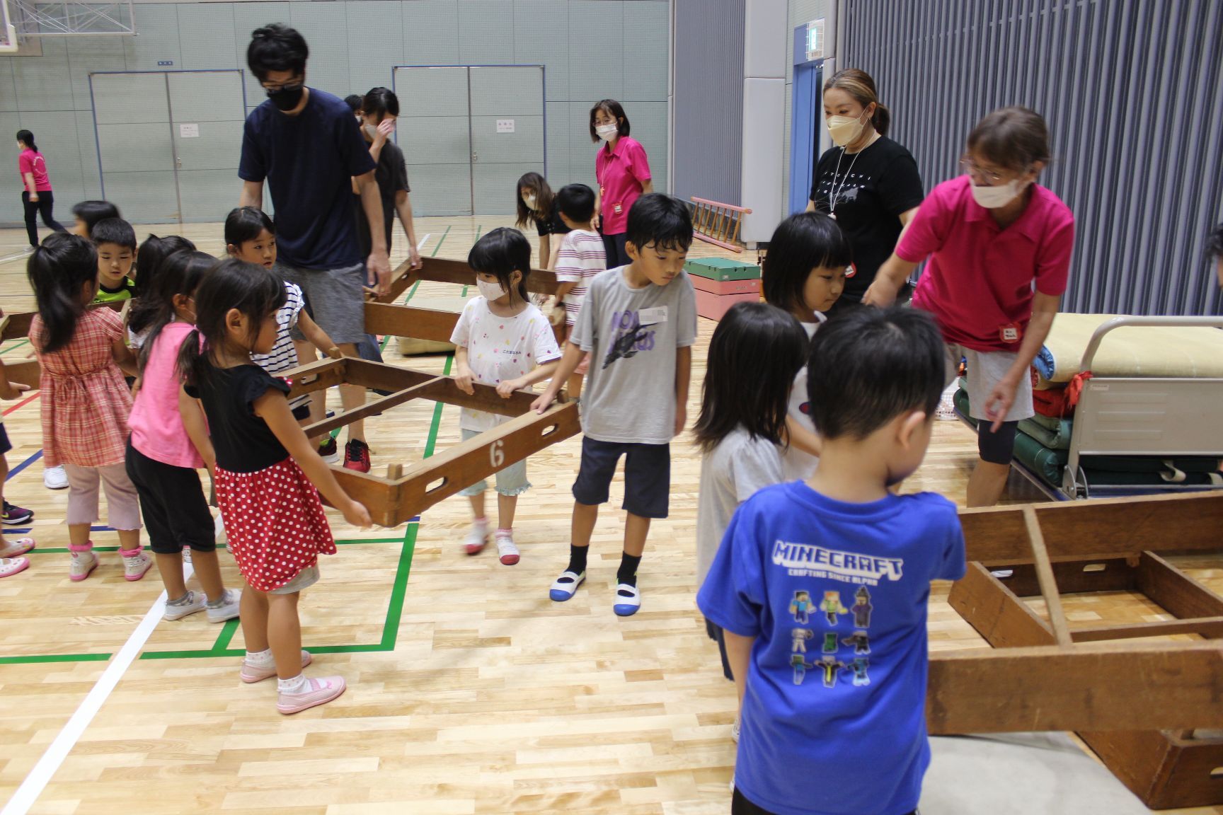 跳び箱を1段ずつ分けて運ぶ