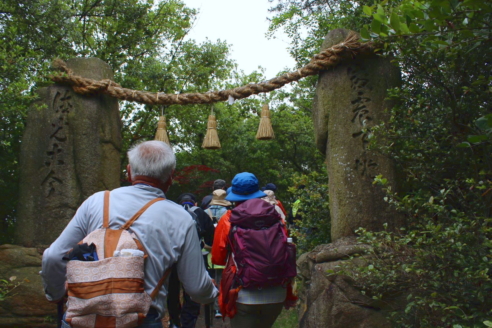 天神山のしめ縄と岩