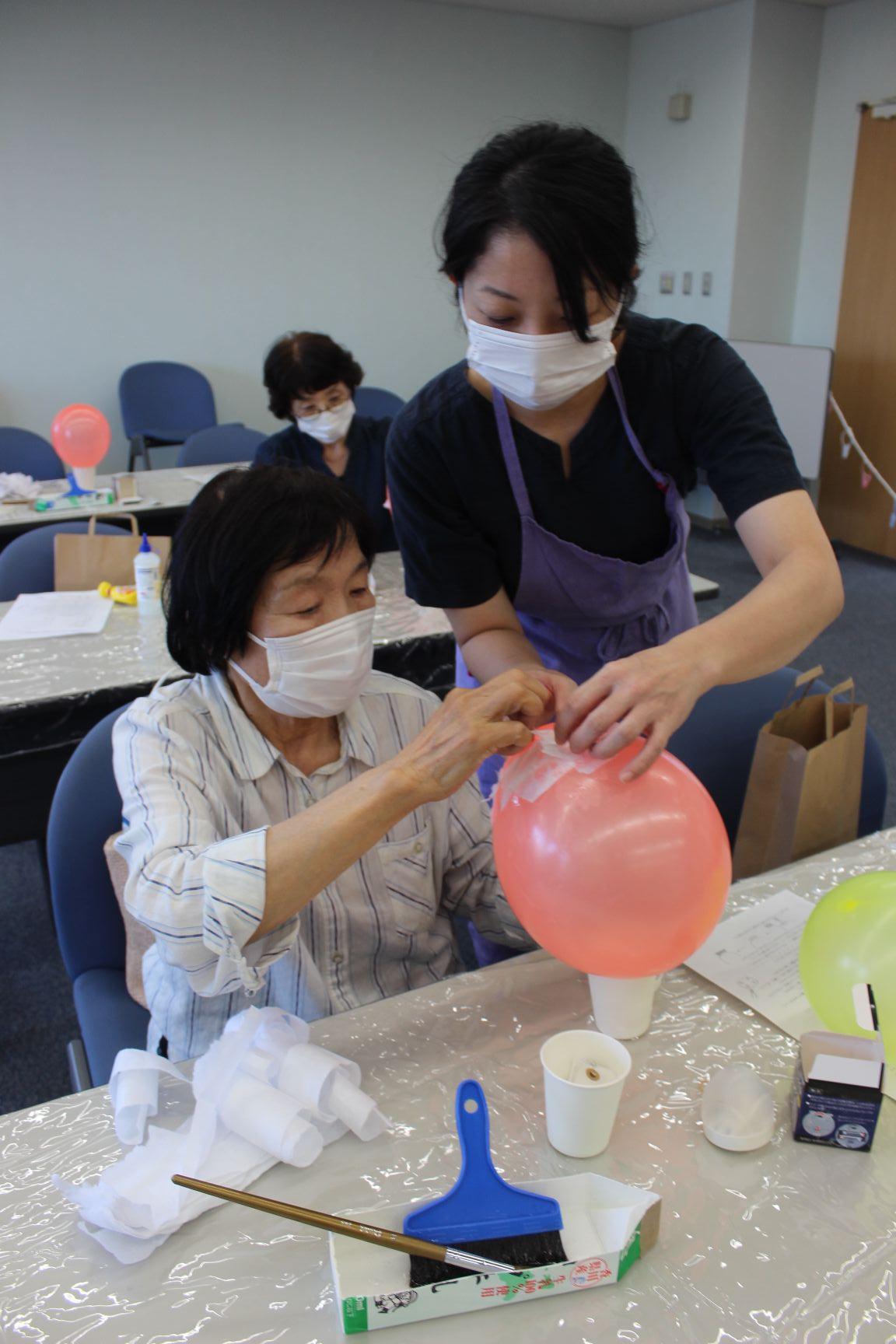 風船に障子紙を張る参加者