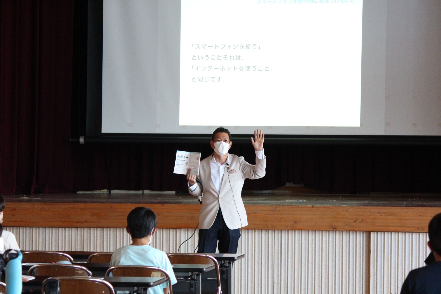 冊子を手に説明をする小松講師