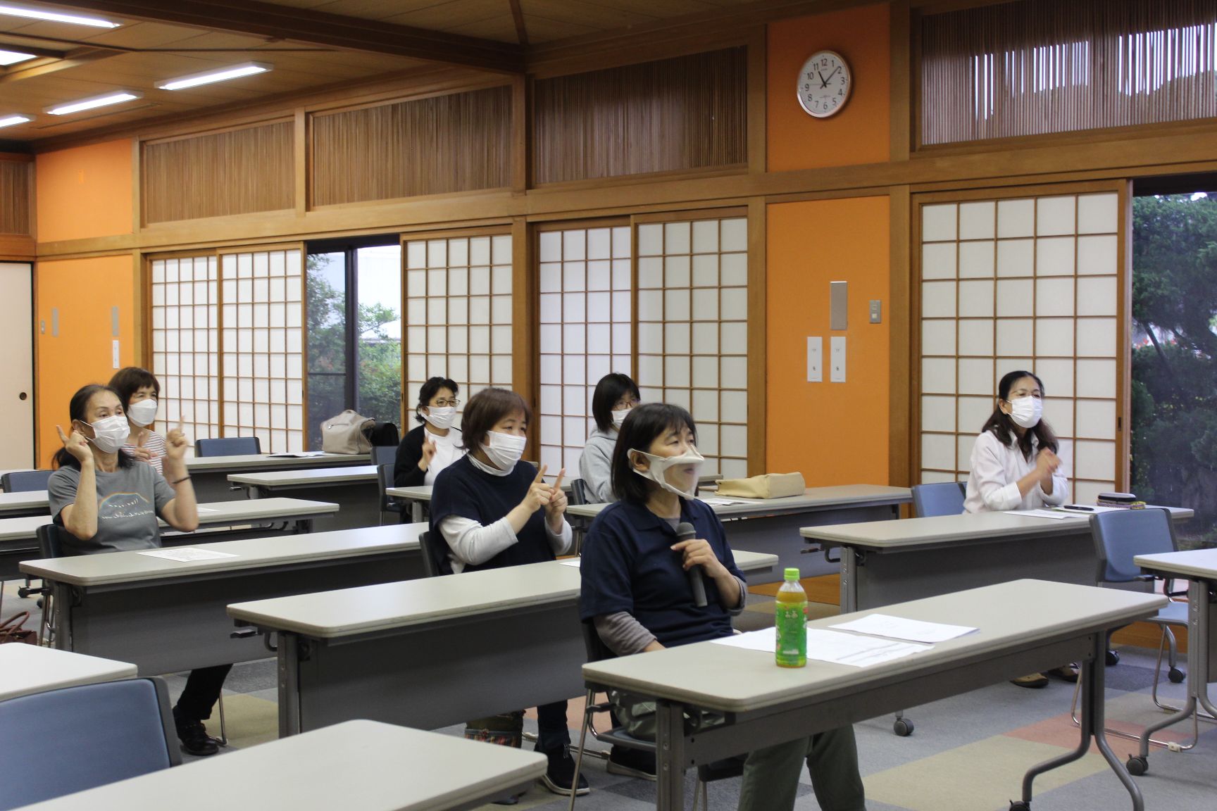 手話通訳をする高谷さんと受講生たち