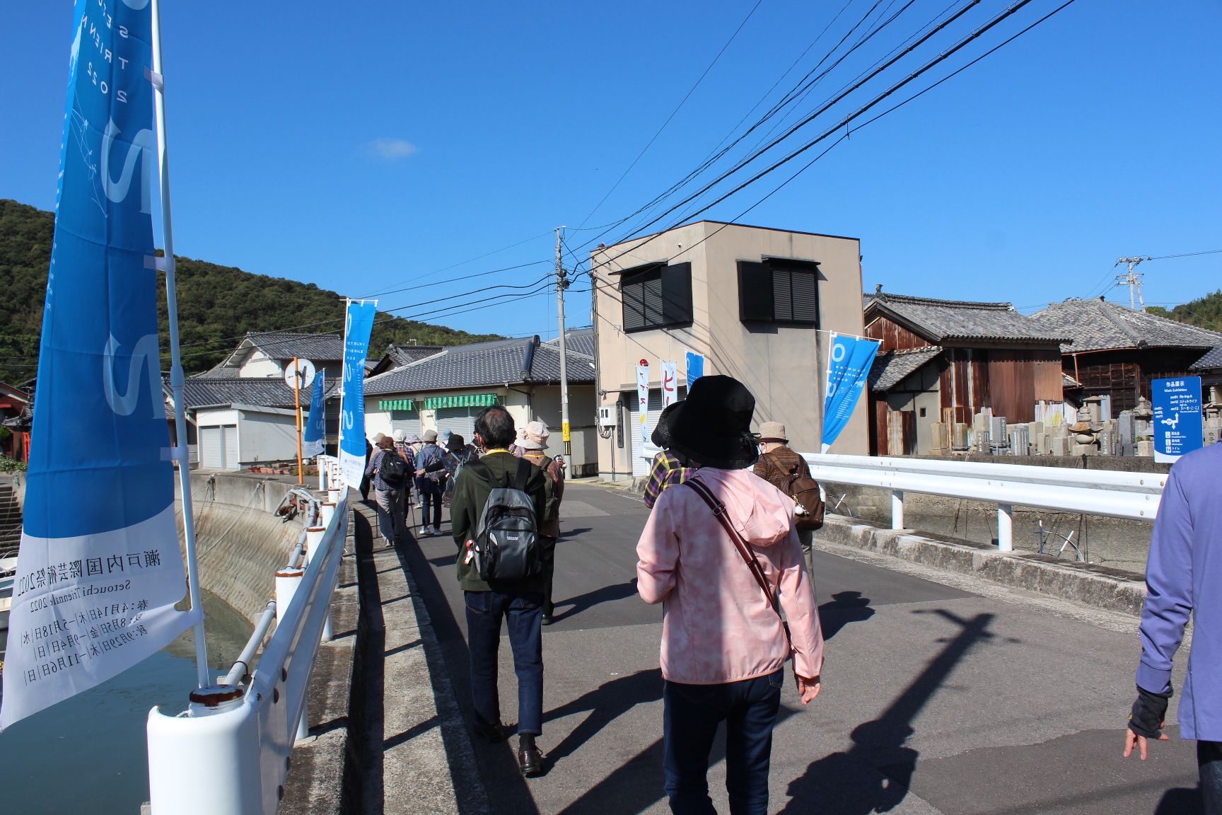 粟島の港付近を歩く参加者