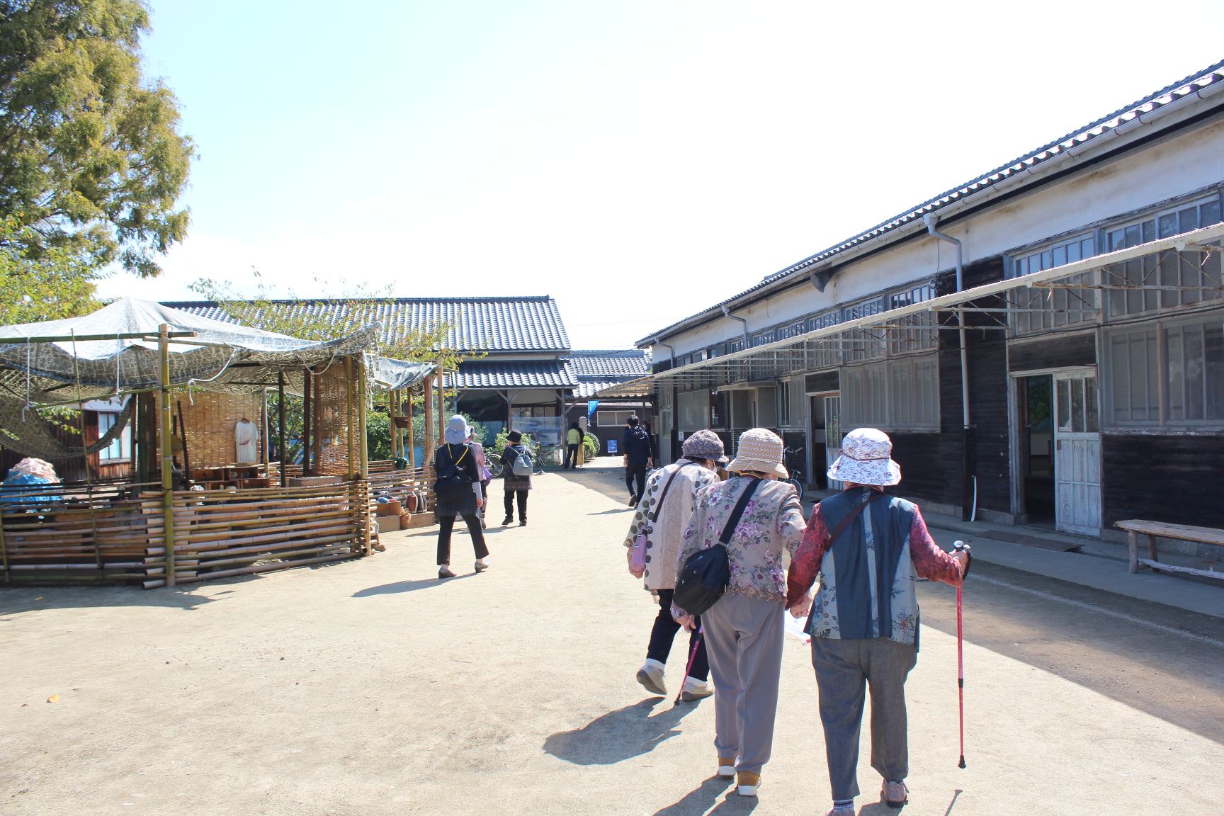 粟島芸術家村を見学する参加者たち