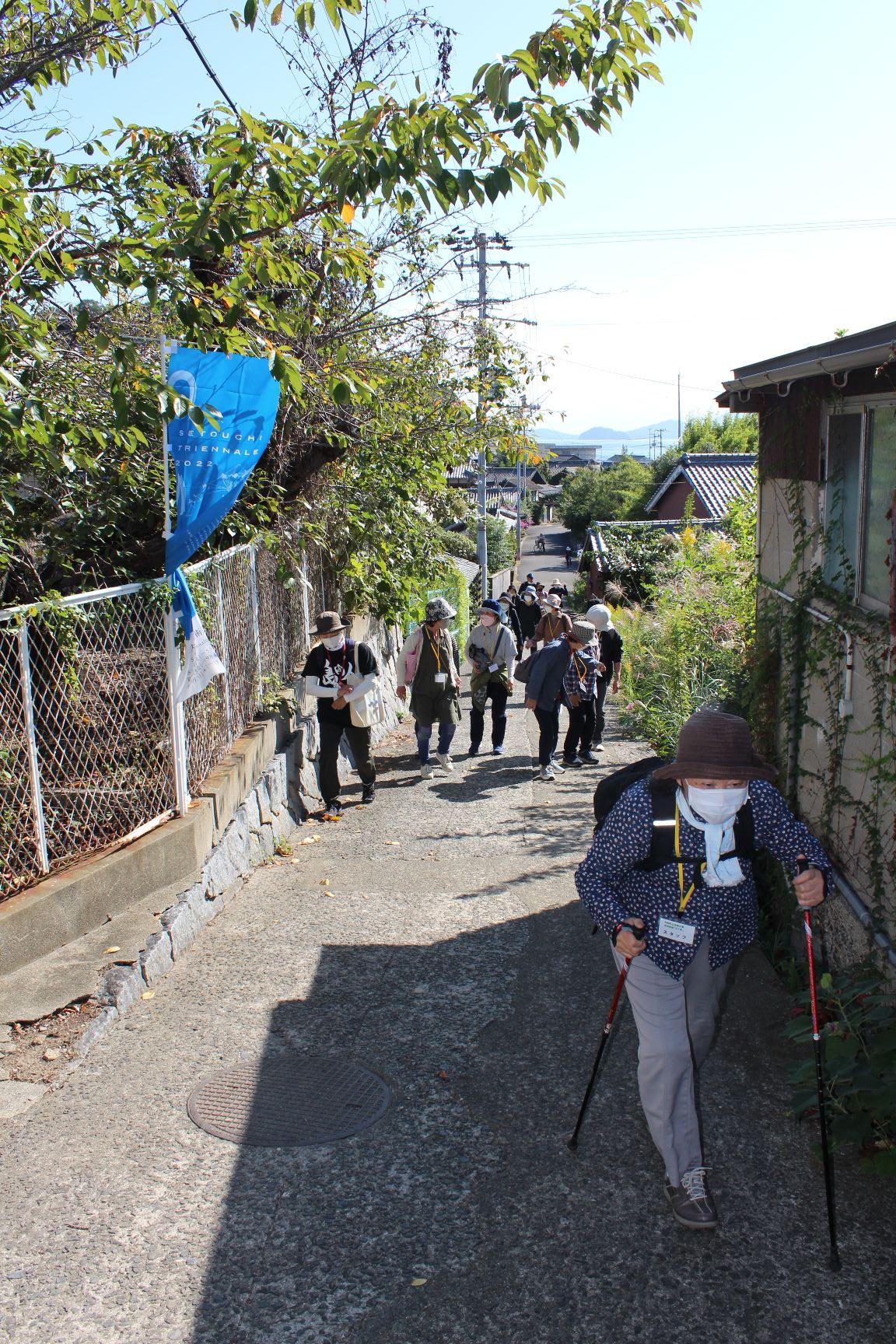 島内をめぐる参加者