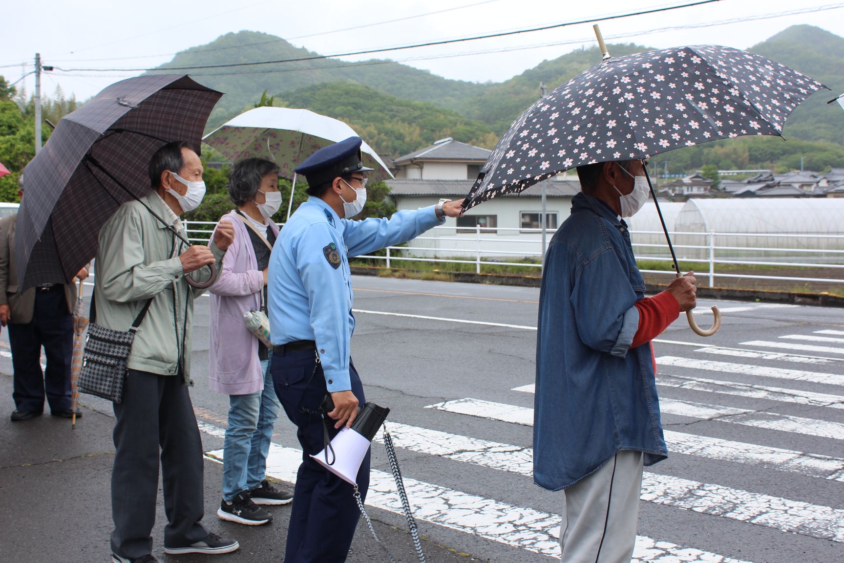 道路の危険な箇所について質問をする受講生