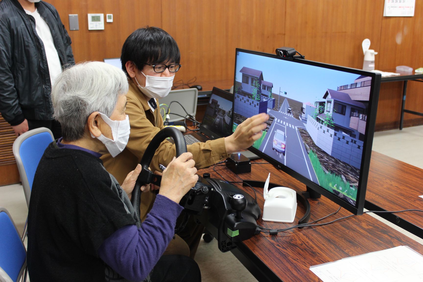 学生に運転の注意点を教えてもらう