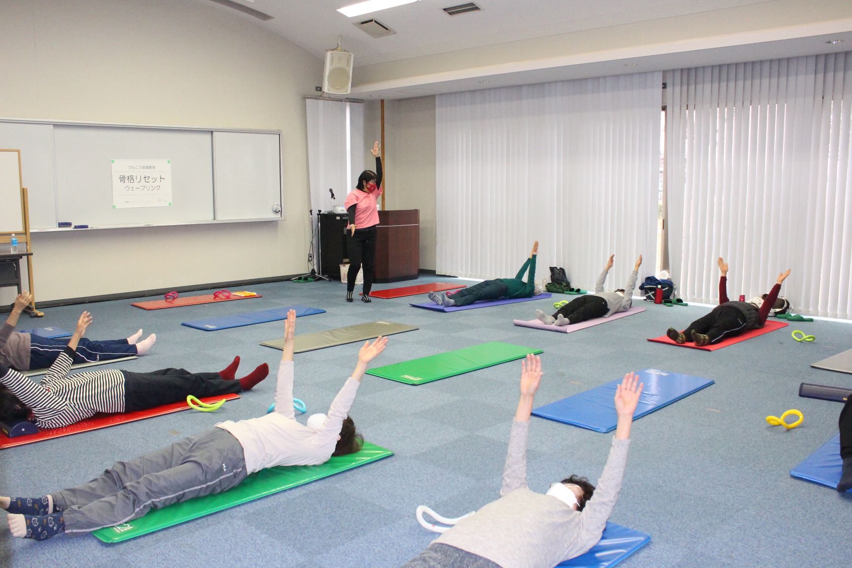 仰向けになり両手を上げ下ろしする運動