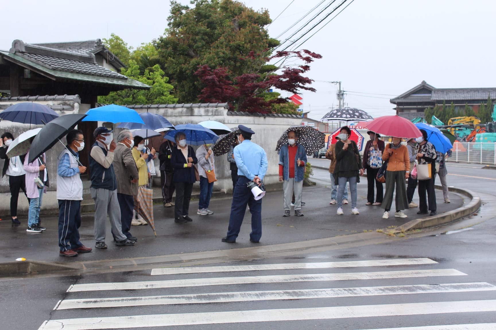 交通の現地指導中の駐在さんと受講生たち