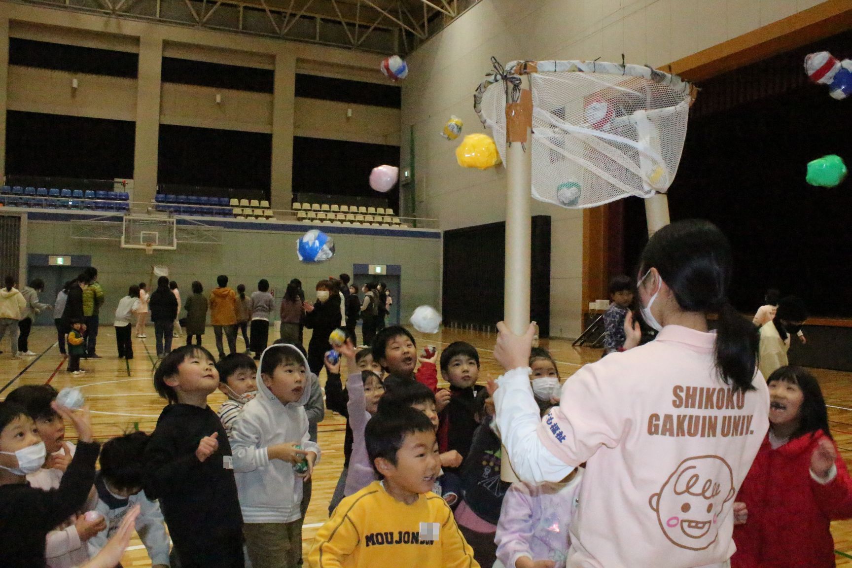実習生と子どもたちの玉入れ