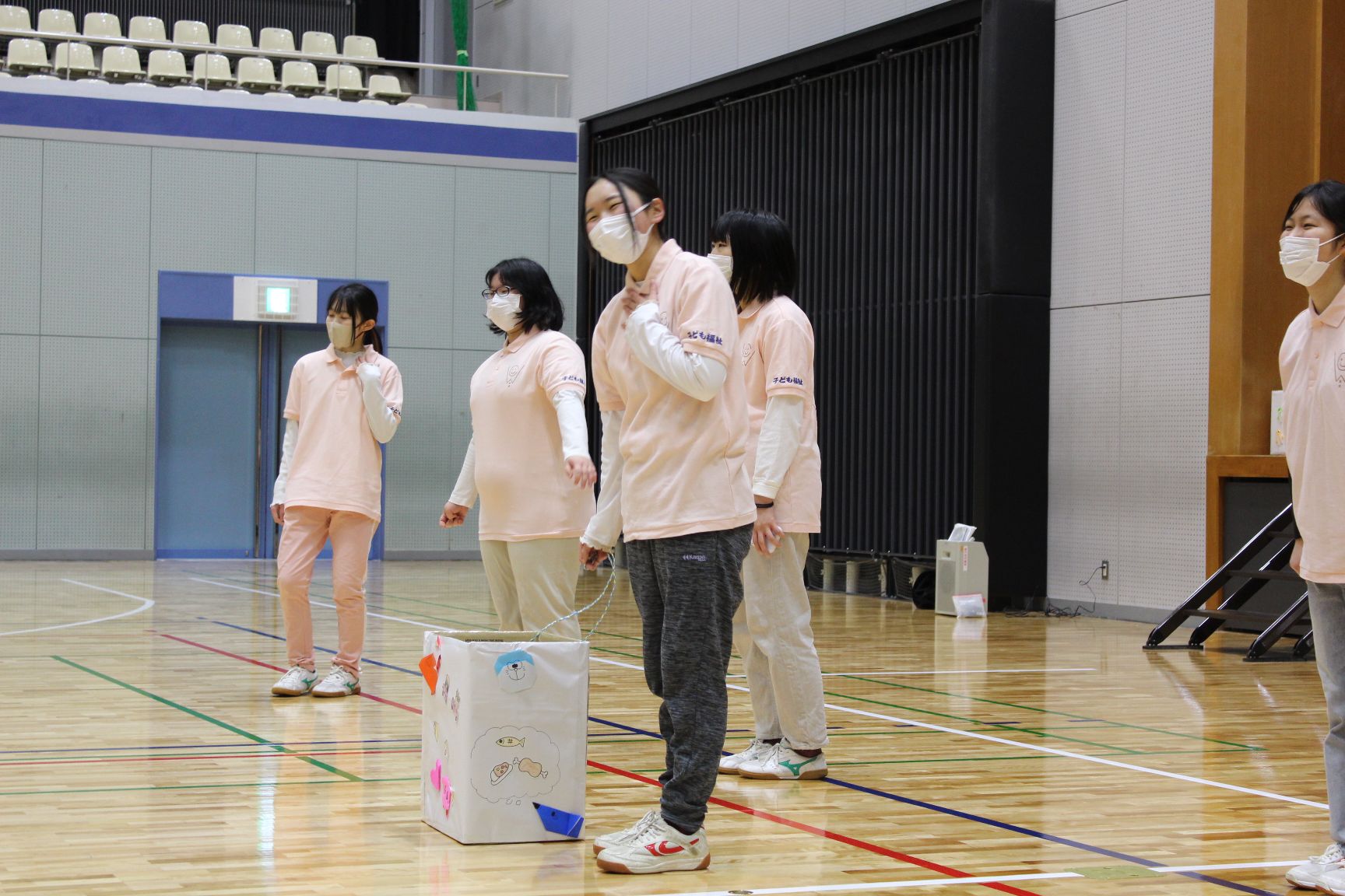 四国学院大学の実習生5人