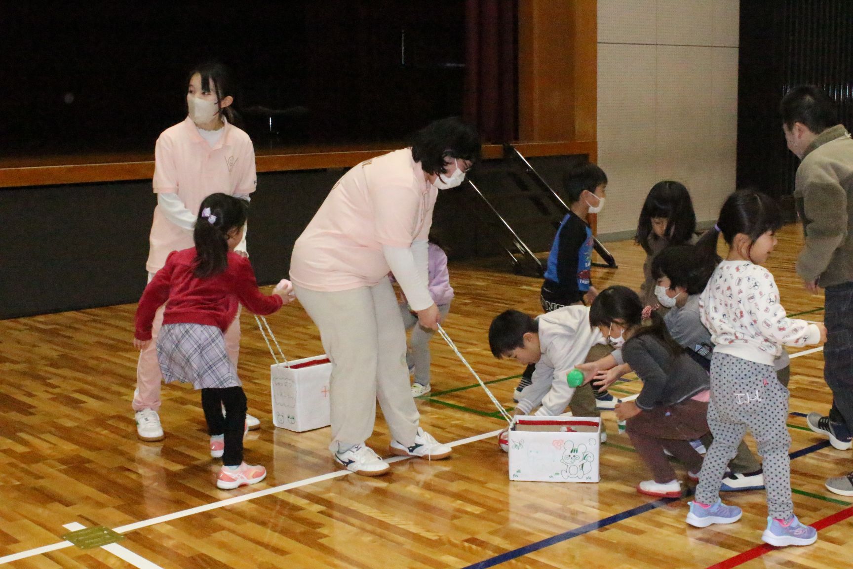 実習生とボールで遊ぶ子どもたち