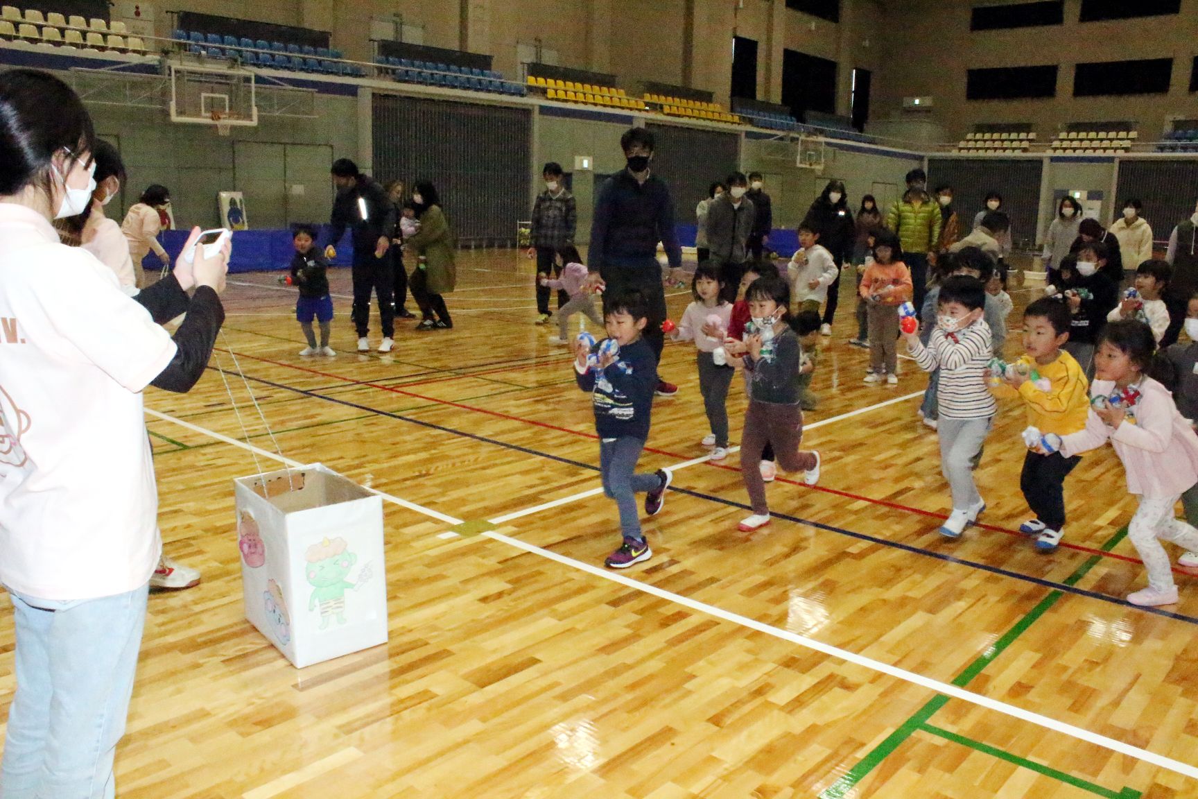 ボールをもって走る子ども