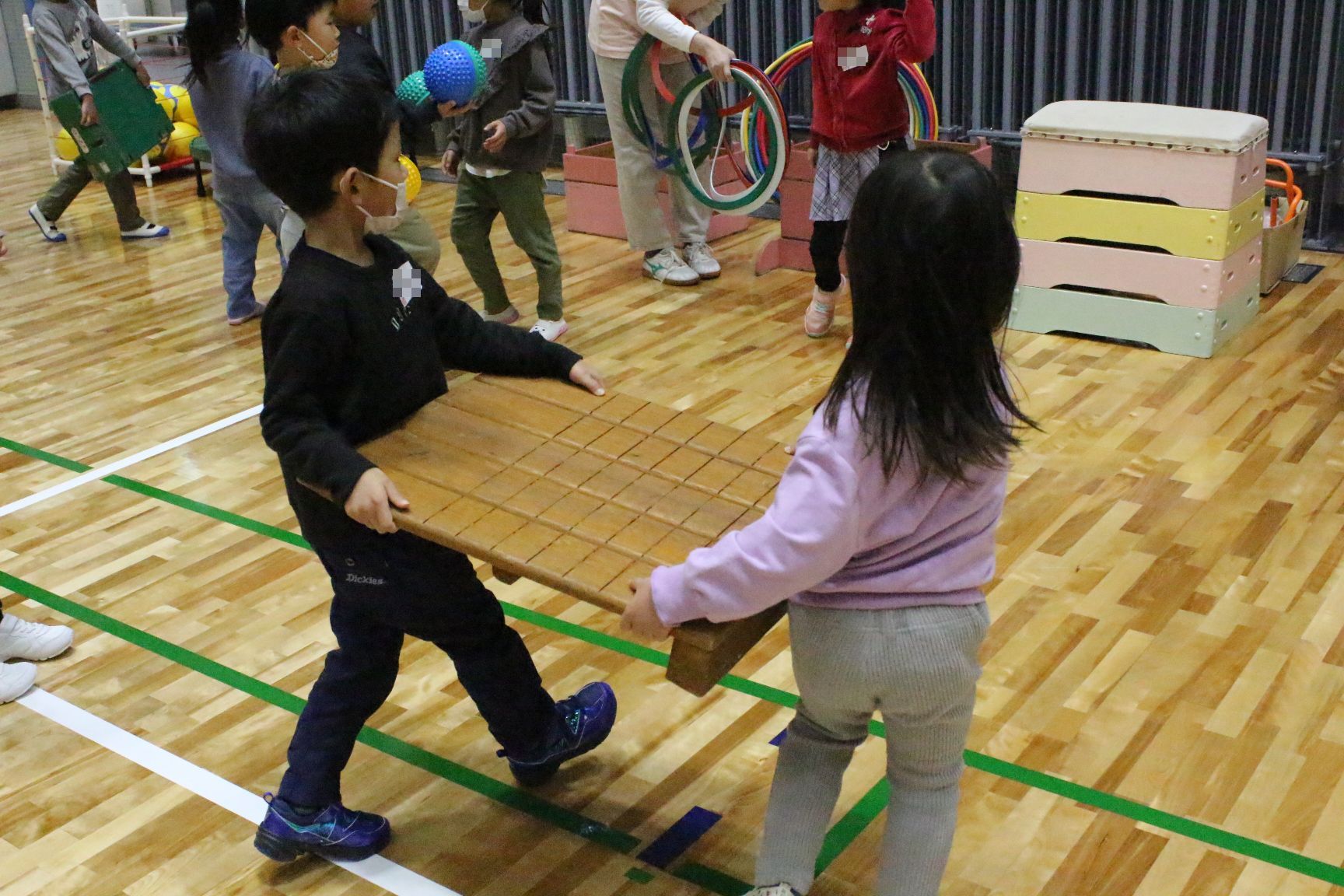 道具を片付けるこどもたち