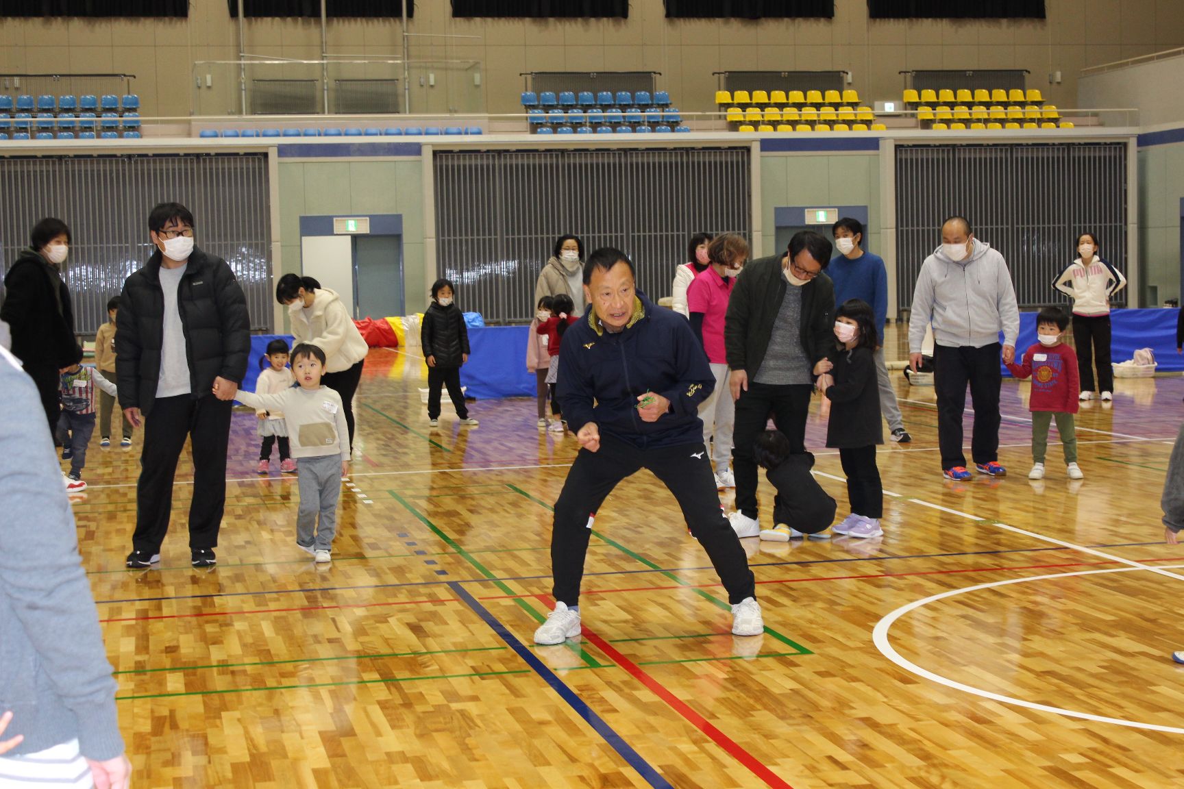 運動の説明をする清水先生