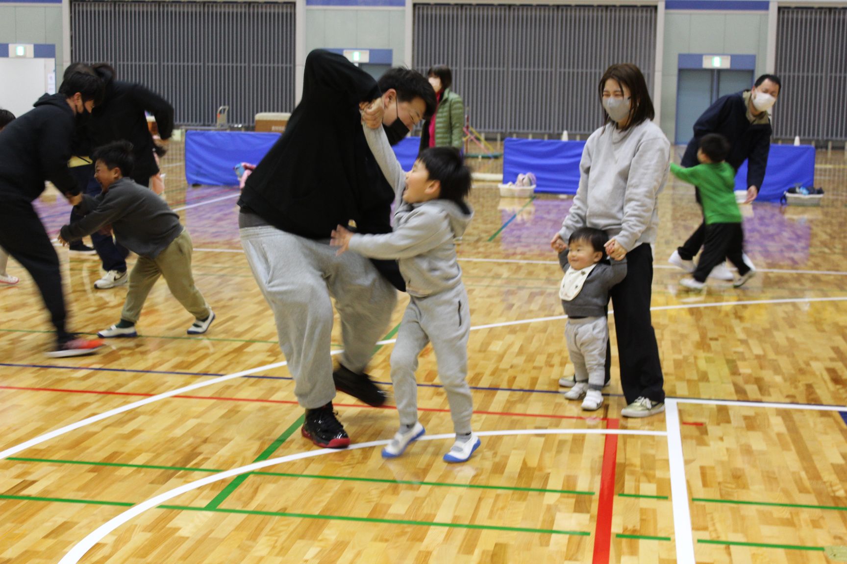 親子でおしりをタッチ
