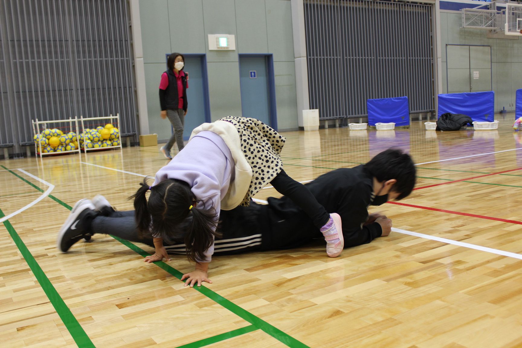 子どものトンネルをくぐる保護者