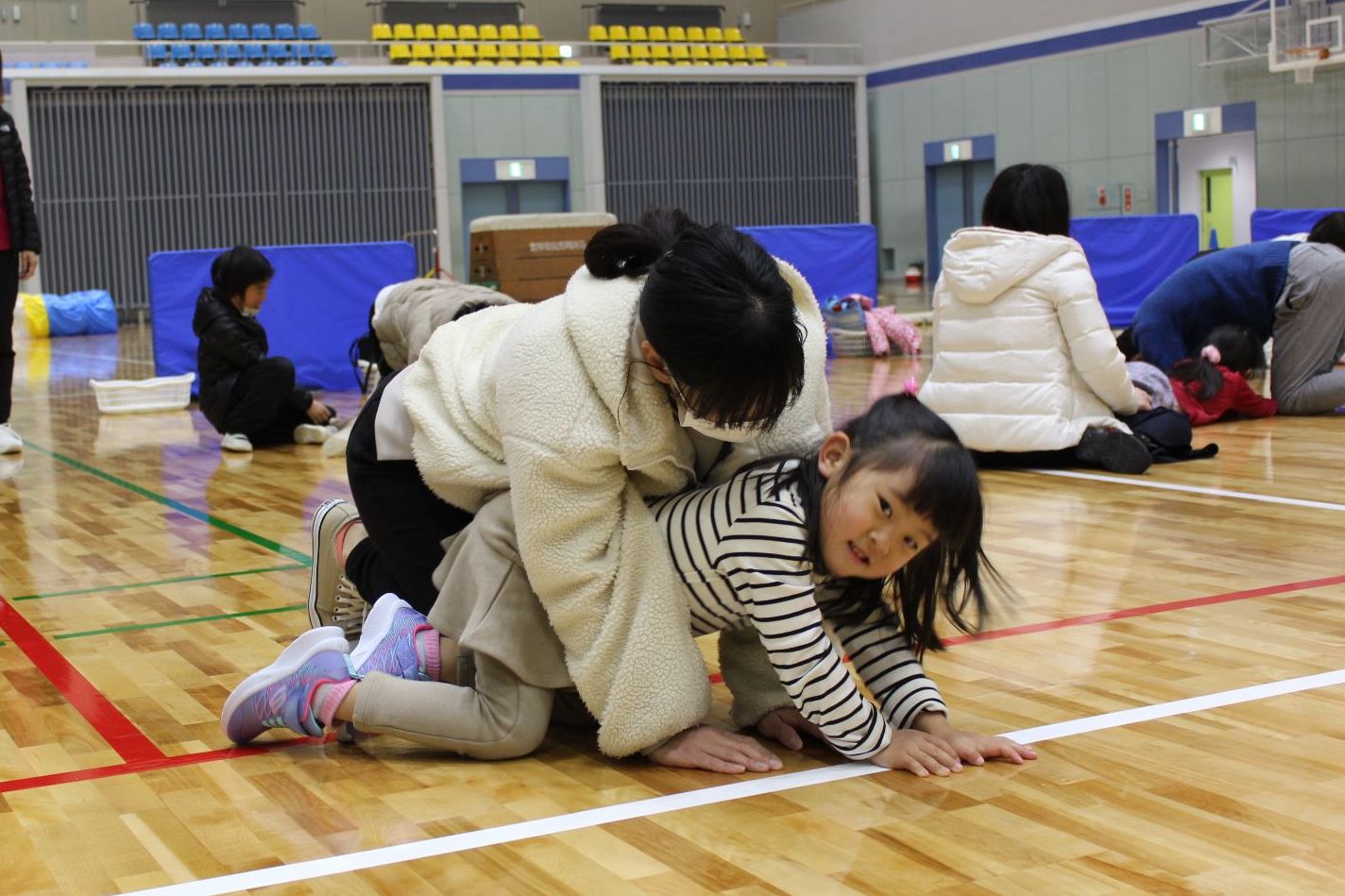 保護者のトンネルをくぐる子ども