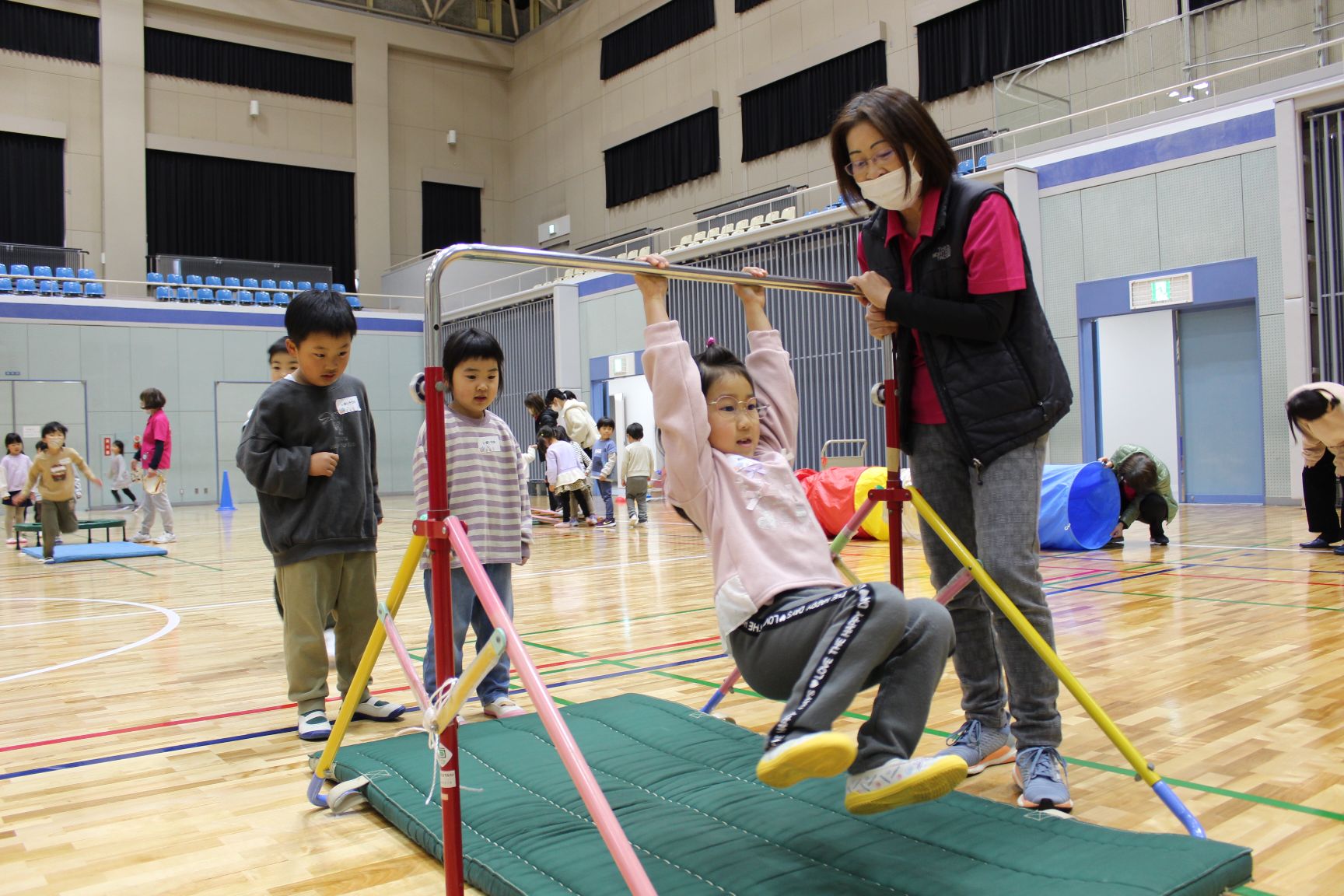 鉄棒にぶら下がる子ども