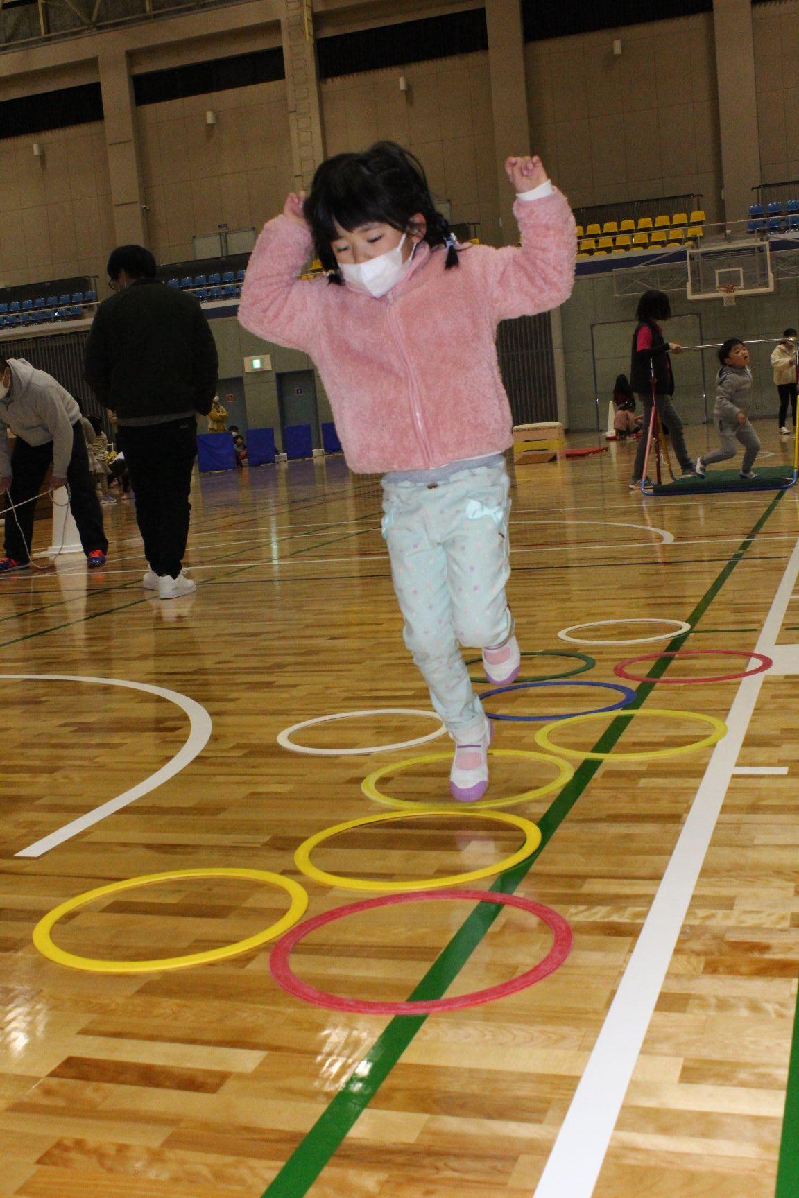 ケンケンパをする子ども