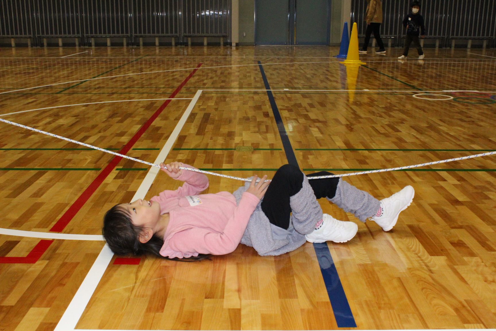 あお向けでロープを引っ張る運動