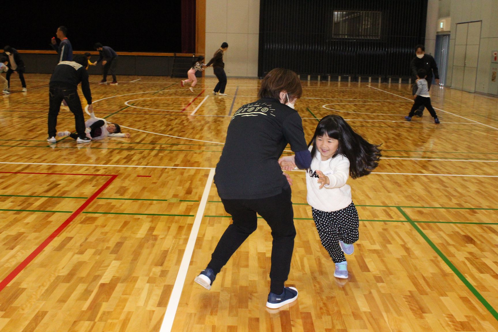 スタッフとペアでふれあい遊び