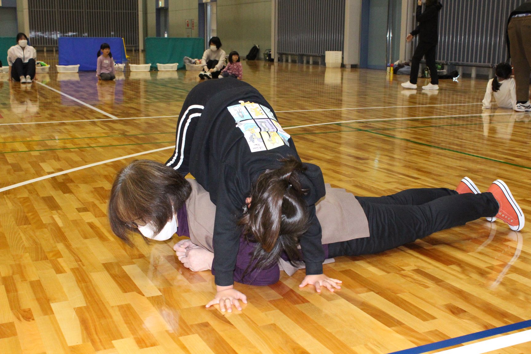 子どもがつくったトンネルをくぐる