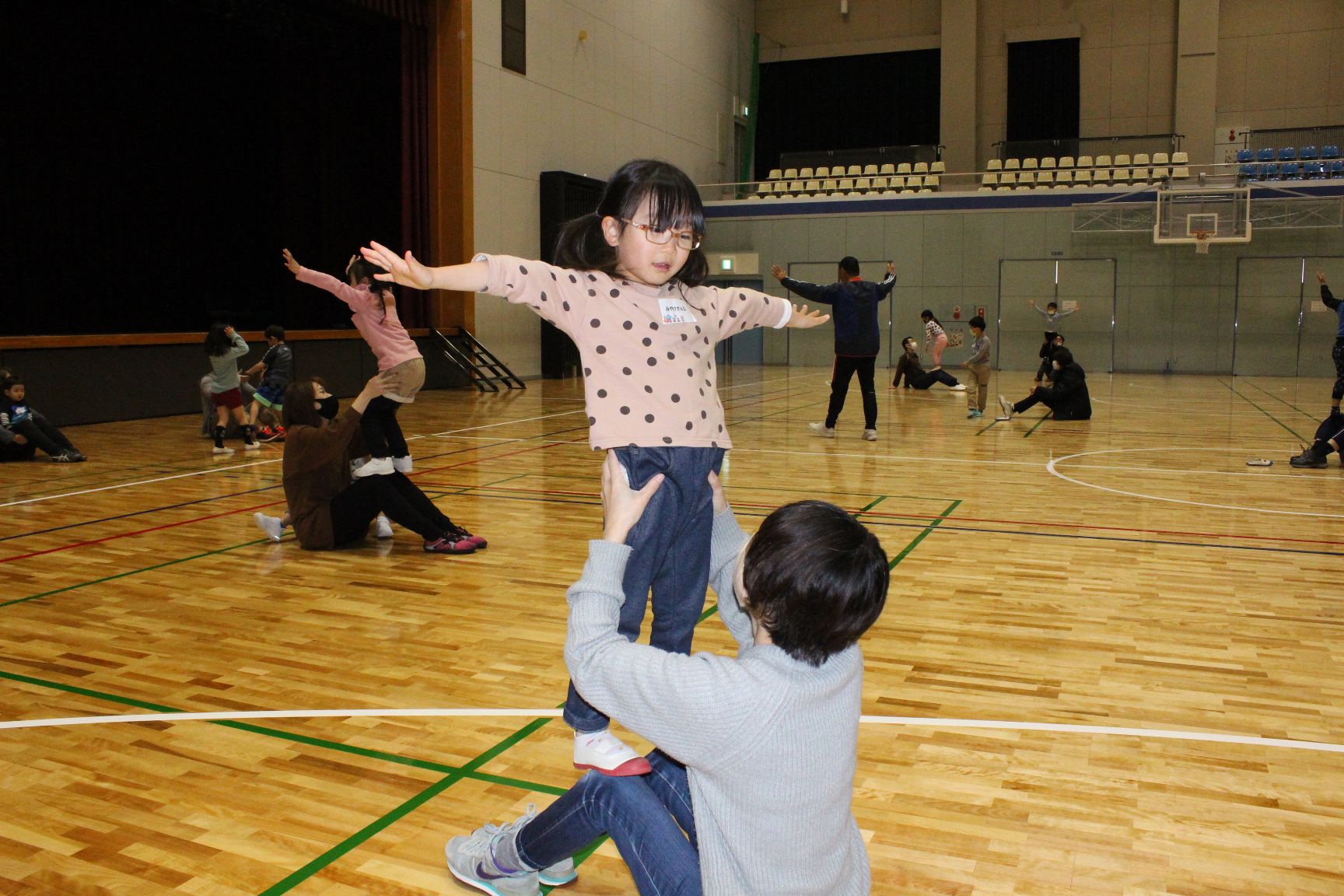 足でつくった山の上でポーズ