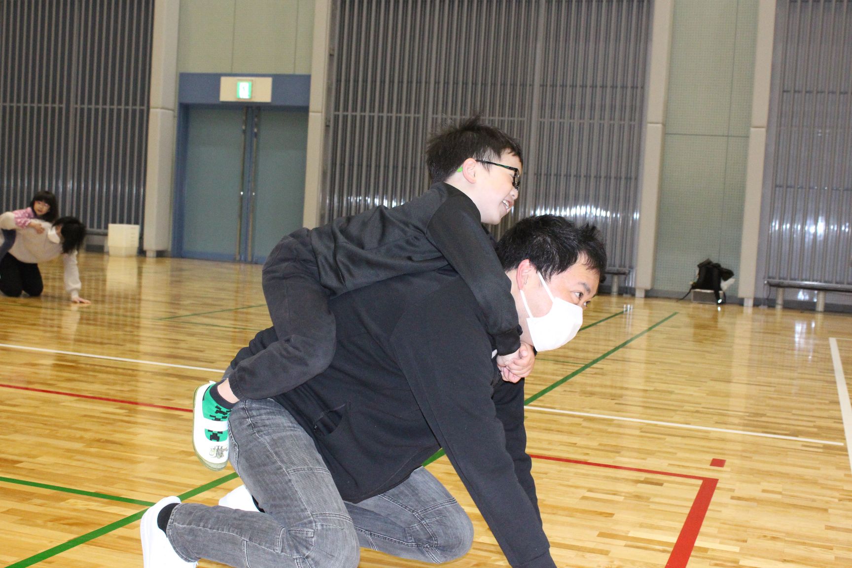 保護者とお馬さんごっこ