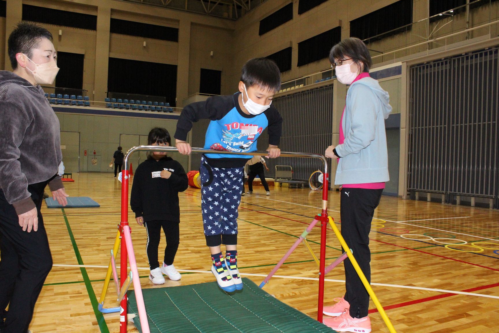 鉄棒の上で体をささえる