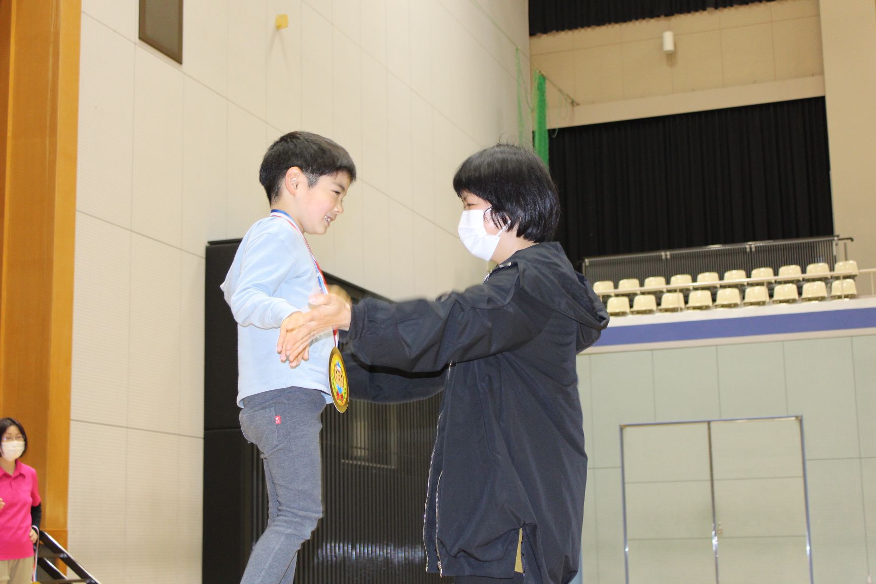 保護者にご褒美メダルをかけてもらう
