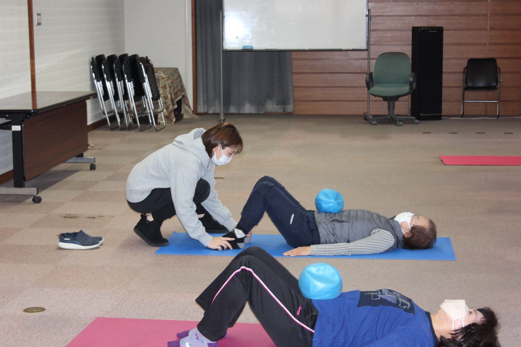 参加者の指導をする講師