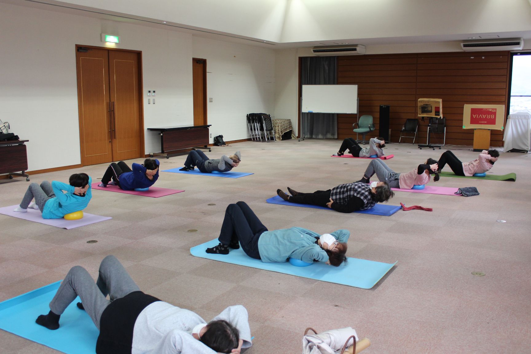 ボールを使ってストレッチをする様子