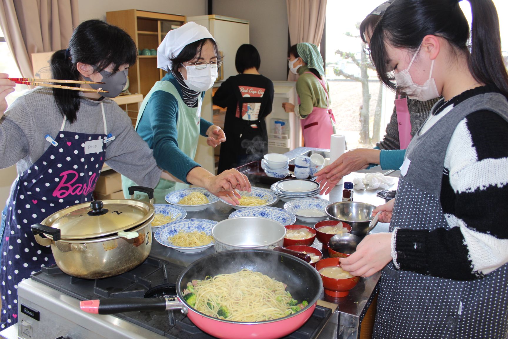 料理をつぎ分ける