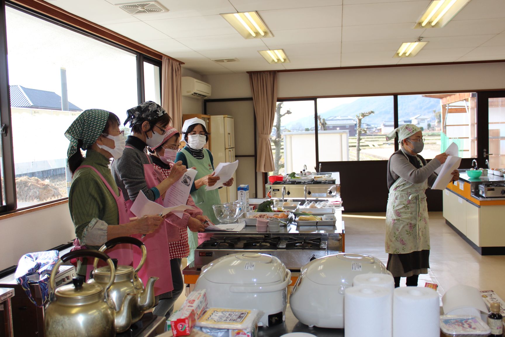 料理を教えてくれる地域の方たち