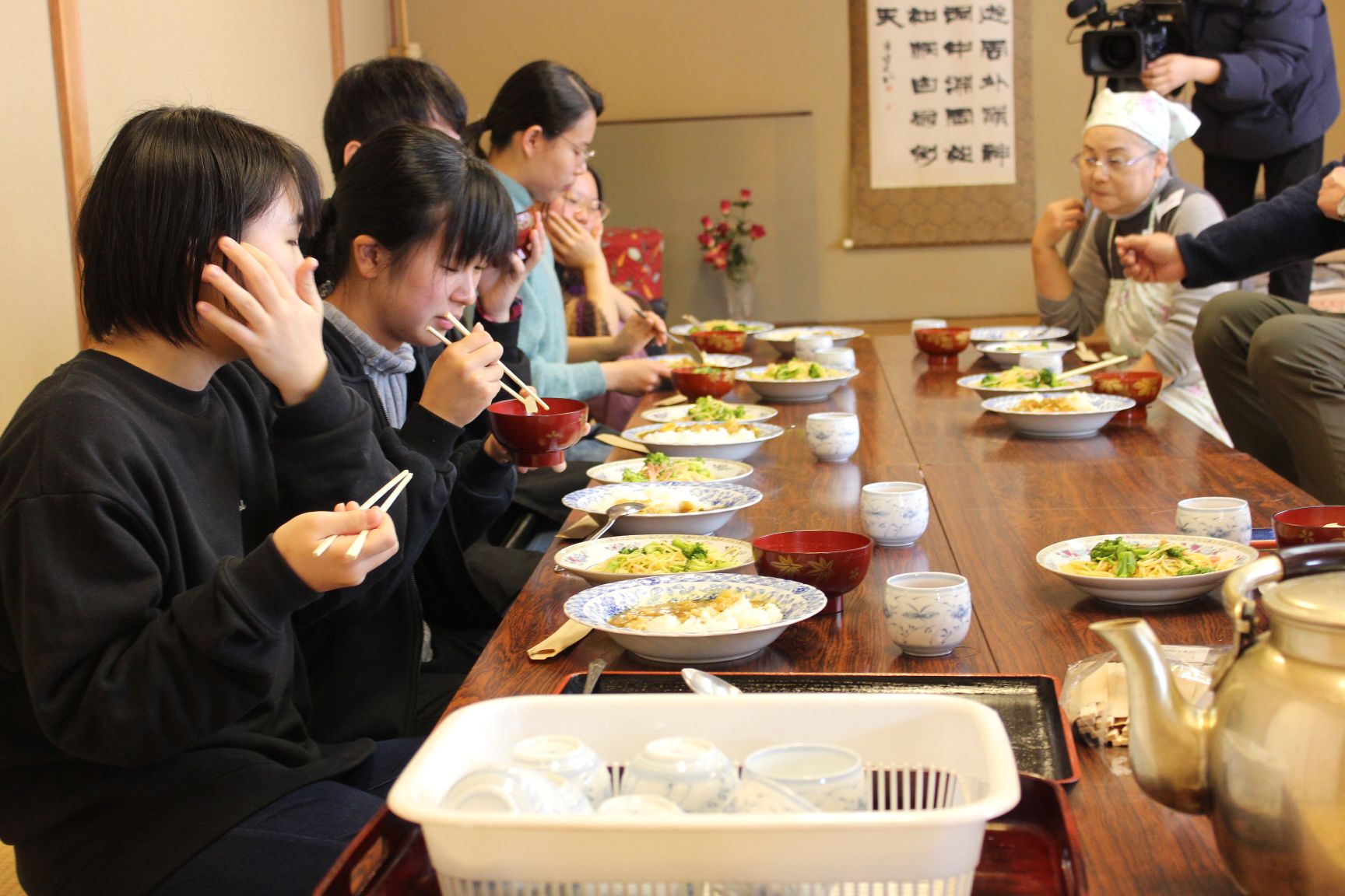 楽しくおしゃべりをしながら食事をする参加者たち