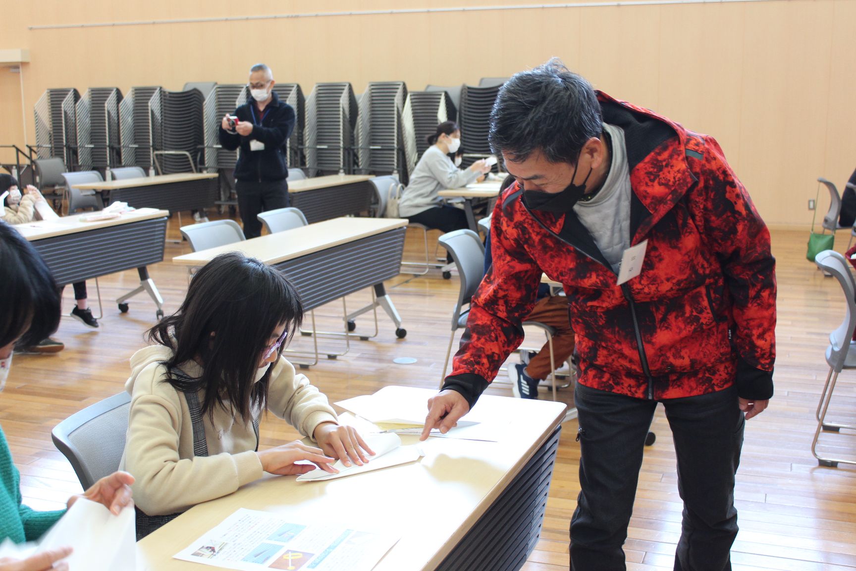 折り方を教える講師