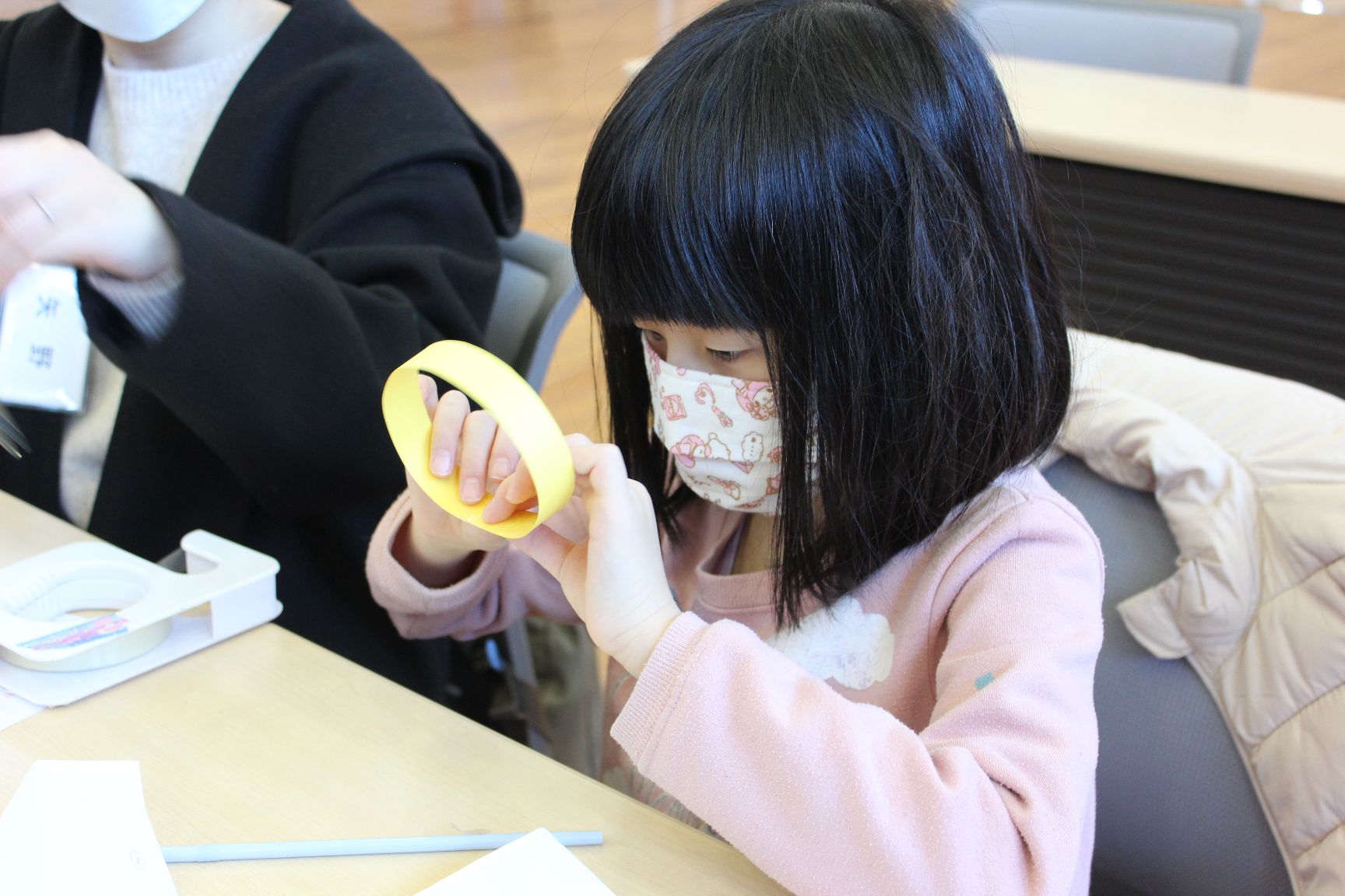 画用紙を切る子ども