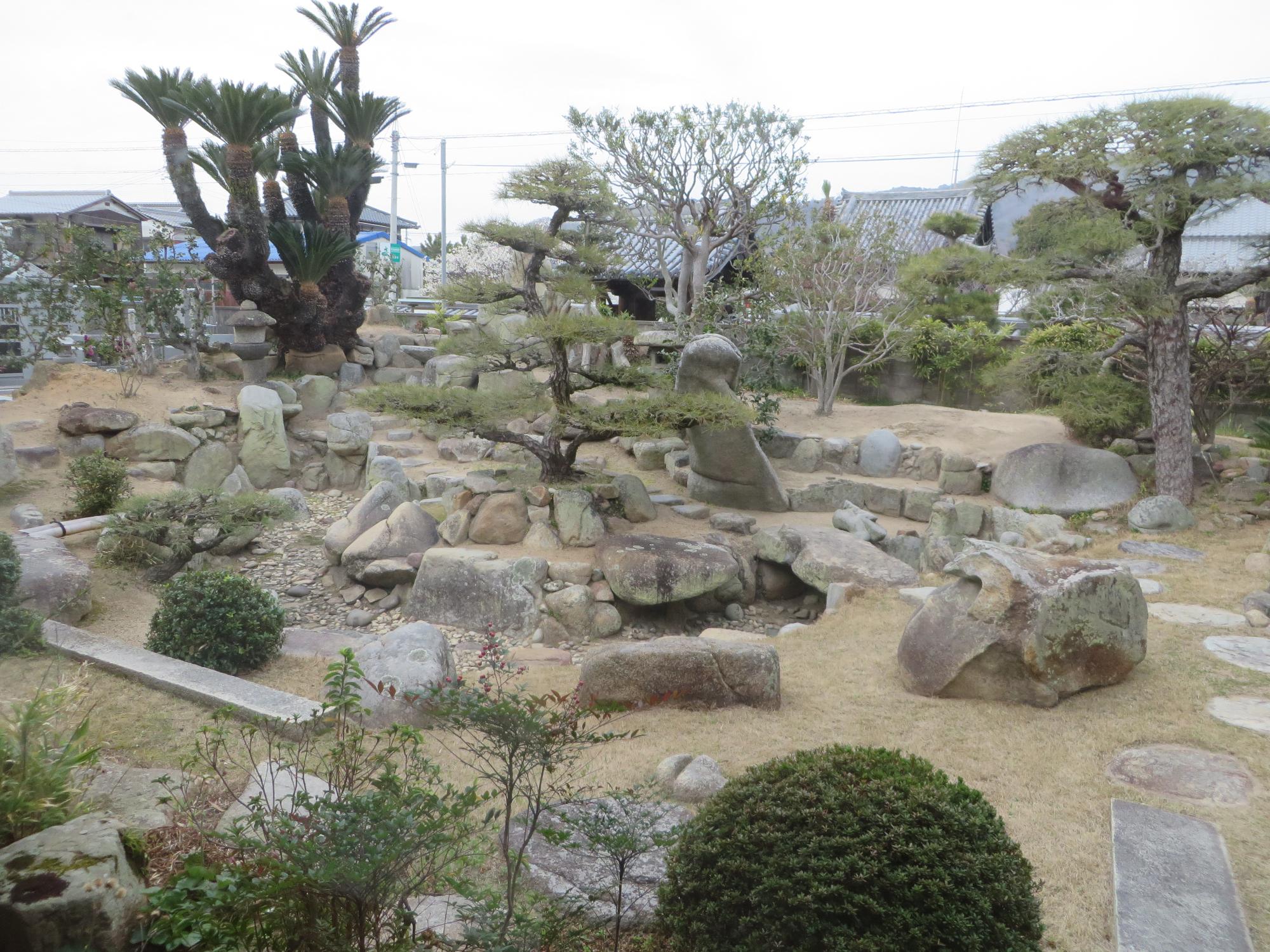 △枯山水の庭園