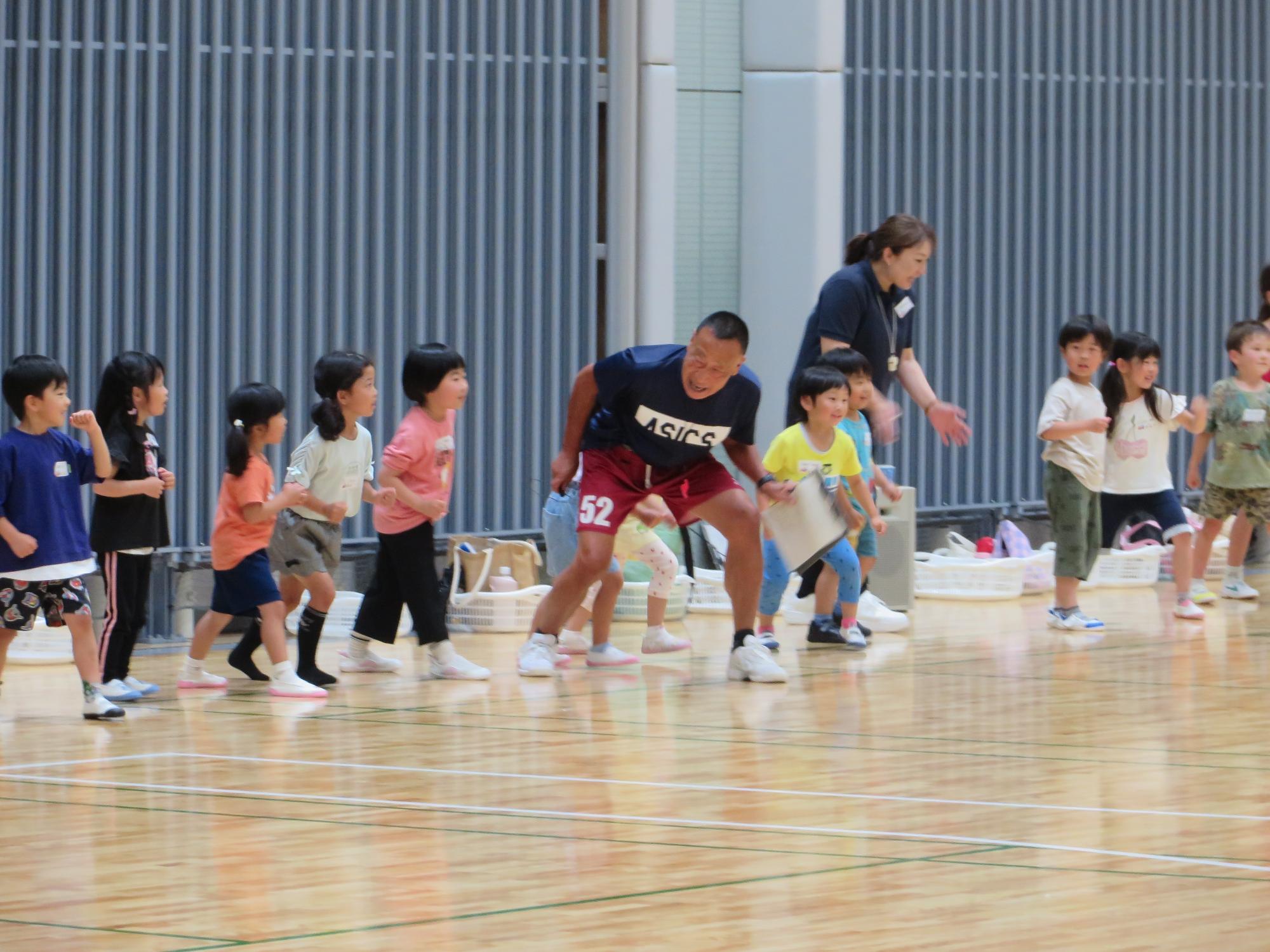 走り方を学ぶ様子