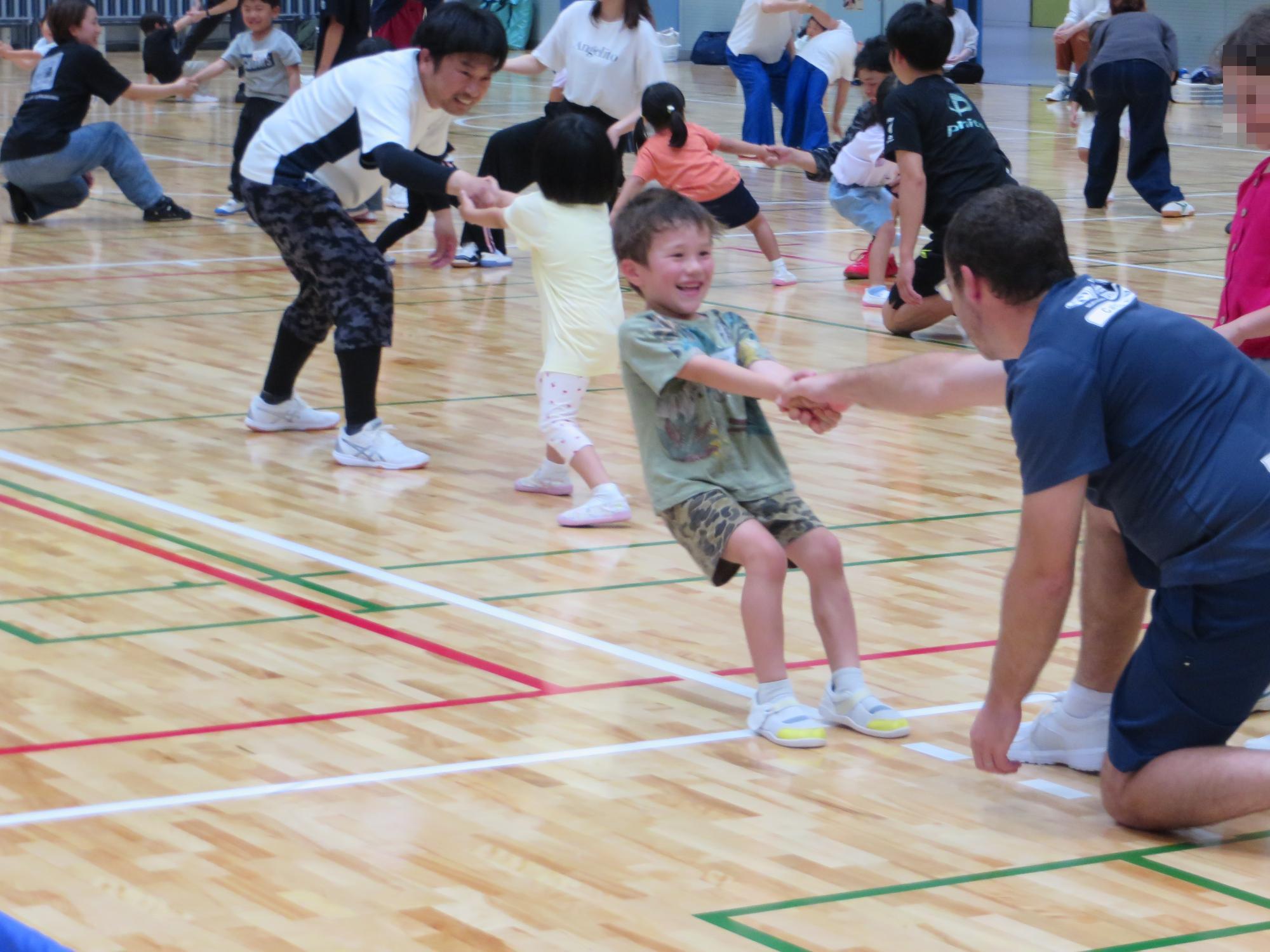 親子で力比べ