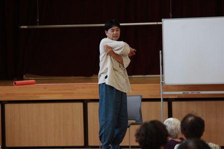 講師近井 昭博さんが前に立ち指導をしている写真